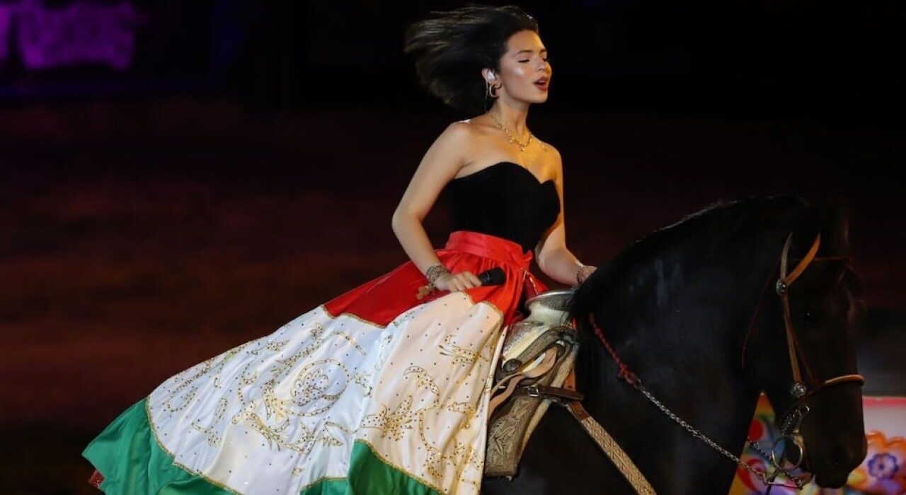 Ángela Aguilar y caballo