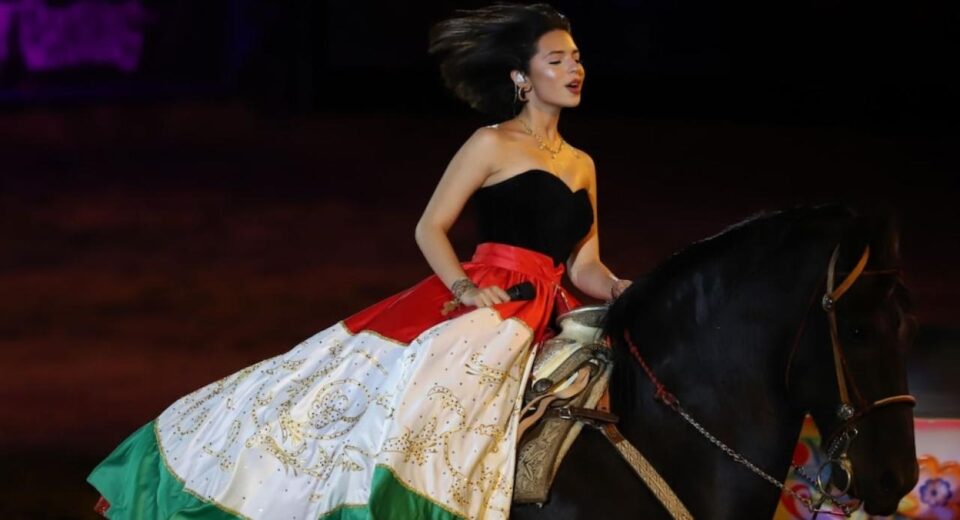 Ángela Aguilar y caballo