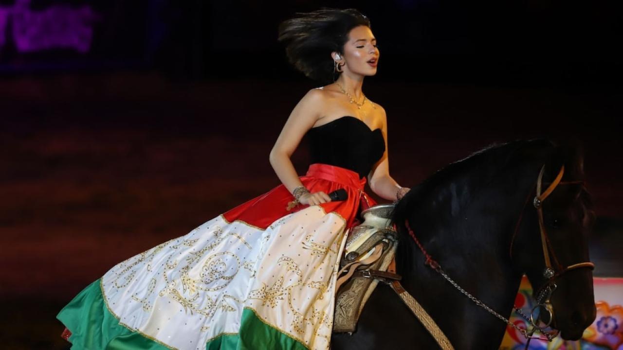 Ángela Aguilar y caballo