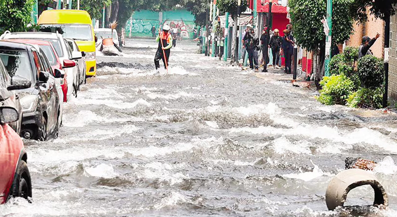 Megafuga de agua inunda viviendas en Xochimilco y moviliza a autoridades capitalinas