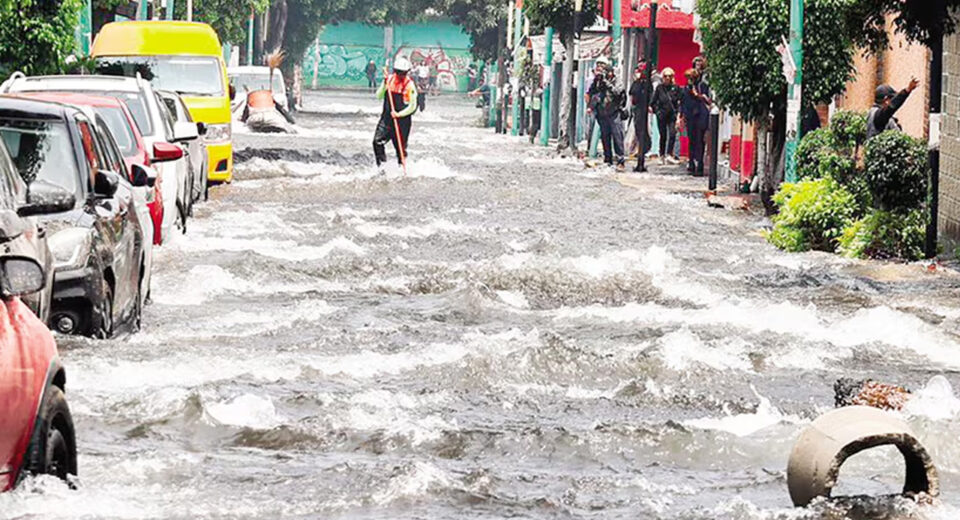 Megafuga de agua inunda viviendas en Xochimilco y moviliza a autoridades capitalinas