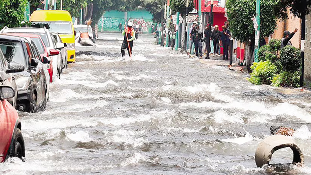 Megafuga de agua inunda viviendas en Xochimilco y moviliza a autoridades capitalinas