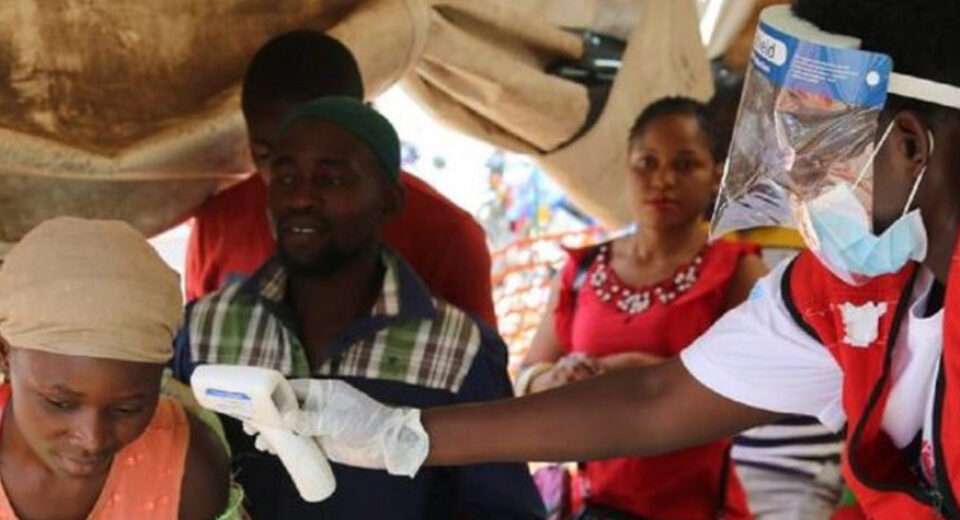 OMS mantiene recomendación de no restringir viajes pese al brote de ébola en África