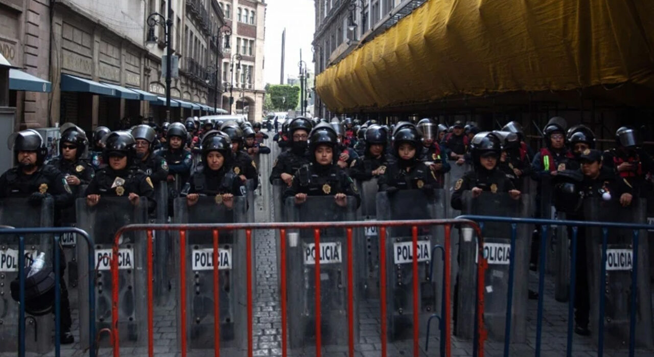 Policía frena intento de plantón de la CNTE