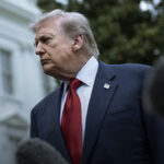Ébola enciende alertas: Trump planea enviar a estadounidenses expuestos a cuarentena en Kenia