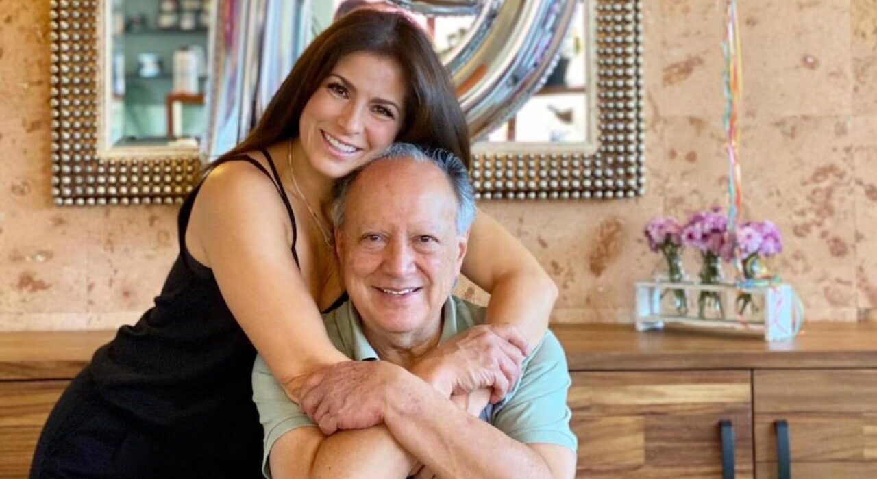 Alessandra Rosaldo y su papá