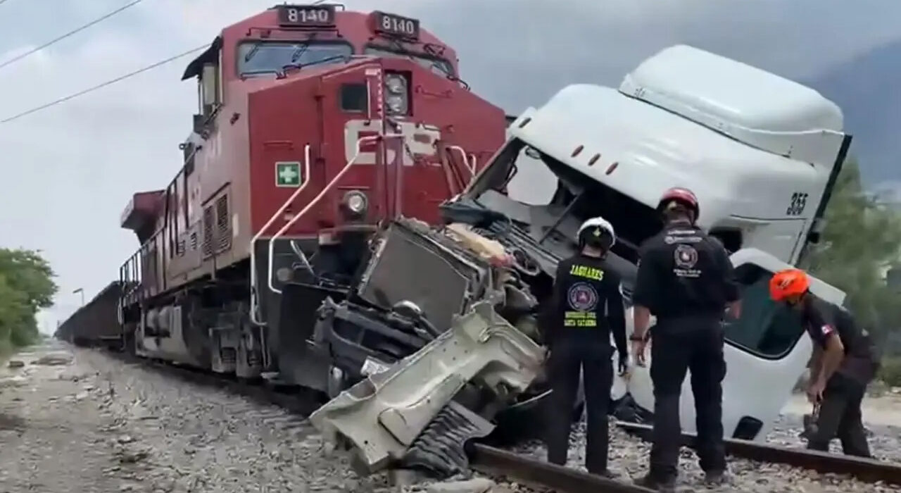 Choque entre tren y tráiler activa operativo de emergencia en Nuevo León