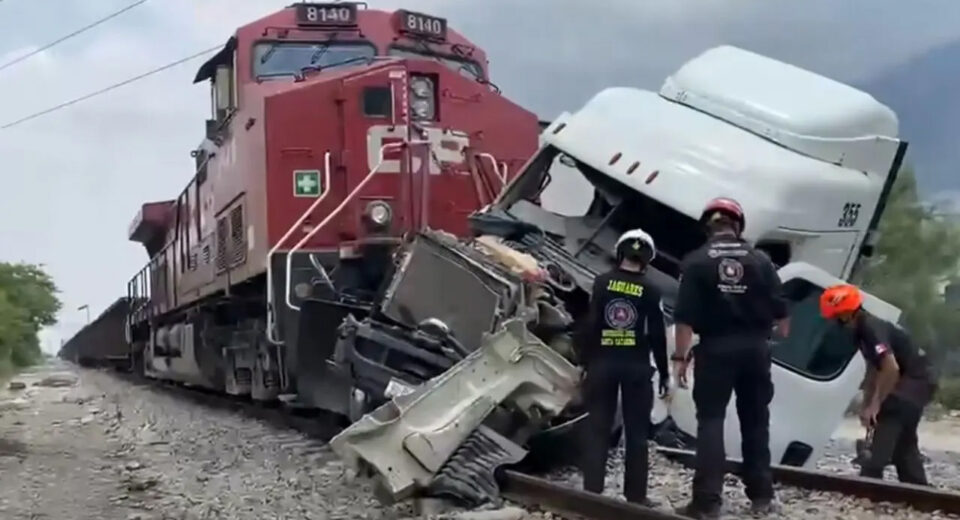 Choque entre tren y tráiler activa operativo de emergencia en Nuevo León