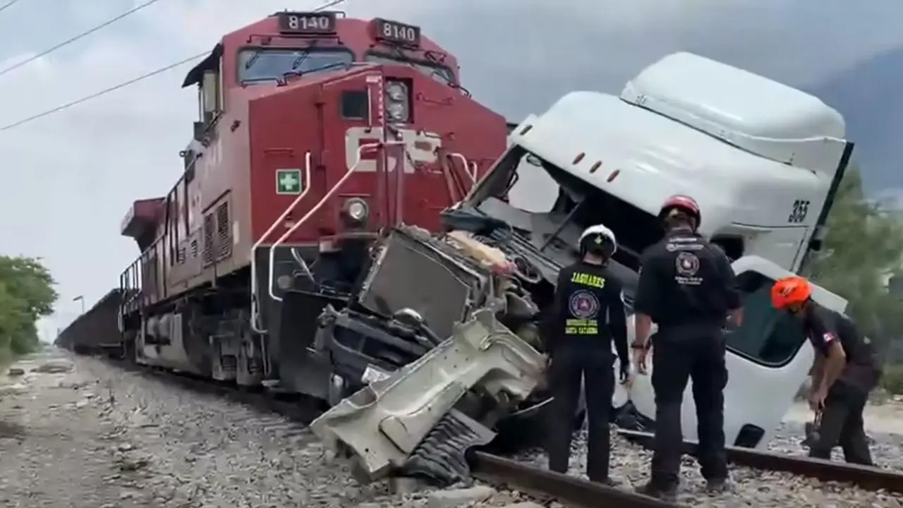 Choque entre tren y tráiler activa operativo de emergencia en Nuevo León