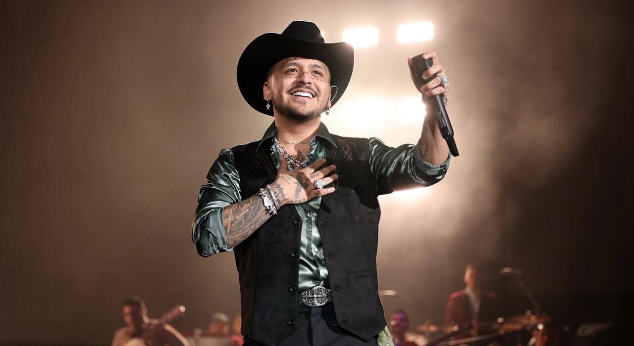 Christian Nodal y una fan