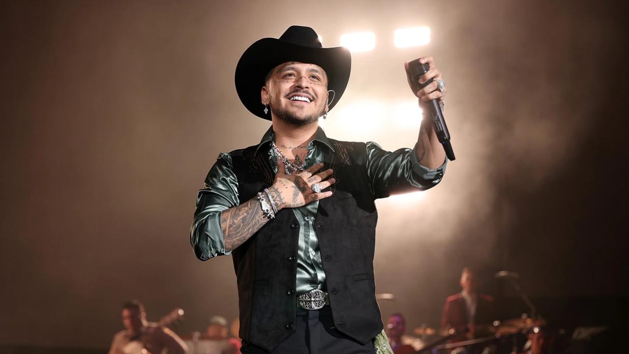 Christian Nodal y una fan
