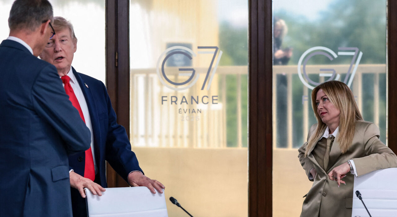 Crisis diplomática entre aliados: Meloni acusa a Trump de inventar historia sobre una foto en el G7