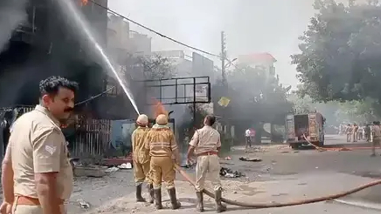 Incendio en instituto de Lucknow provoca 14 muertes; dramática huida de estudiantes queda grabada en video