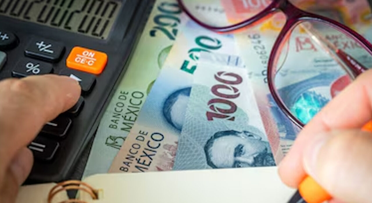 Peso mexicano ganaría terreno frente al dólar; encuesta proyecta cierre de 2026 en 17.92 unidades