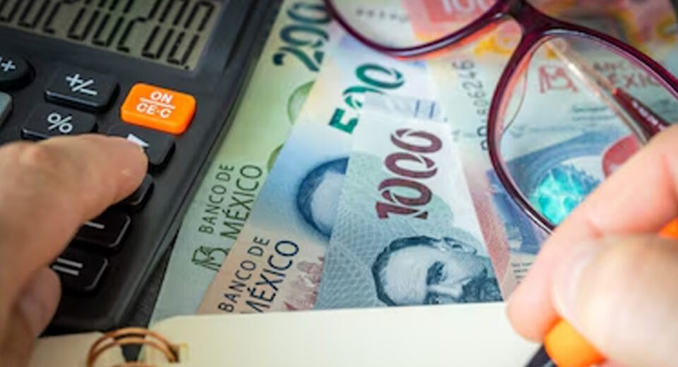 Peso mexicano ganaría terreno frente al dólar; encuesta proyecta cierre de 2026 en 17.92 unidades