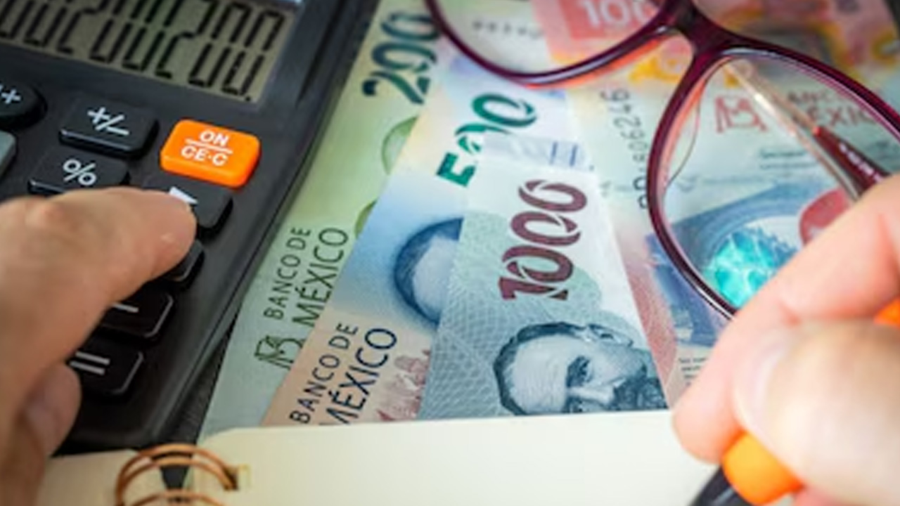 Peso mexicano ganaría terreno frente al dólar; encuesta proyecta cierre de 2026 en 17.92 unidades