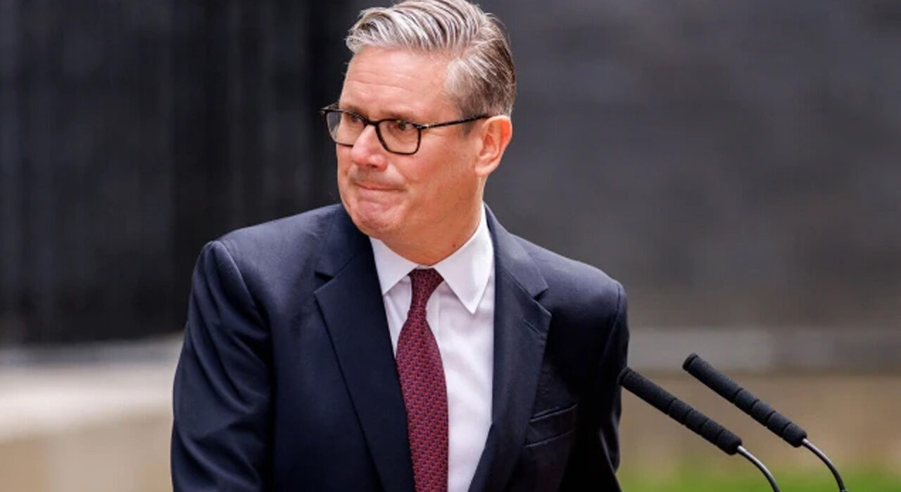 Reino Unido abre sucesión en el gobierno: Starmer renuncia y Burnham oficializa candidatura