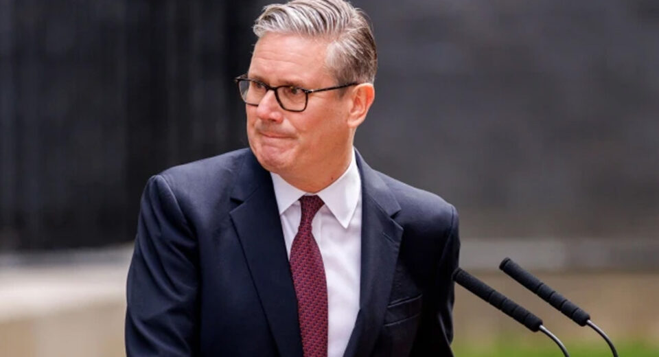 Reino Unido abre sucesión en el gobierno: Starmer renuncia y Burnham oficializa candidatura
