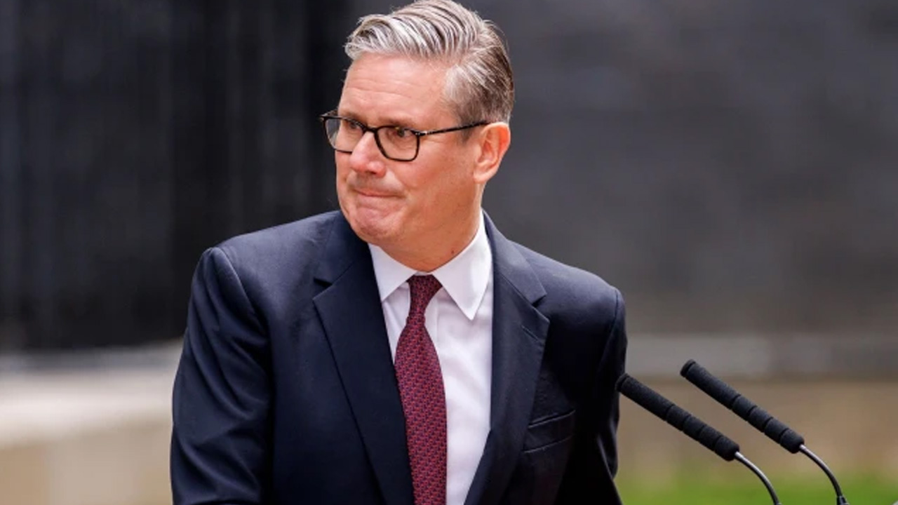Reino Unido abre sucesión en el gobierno: Starmer renuncia y Burnham oficializa candidatura