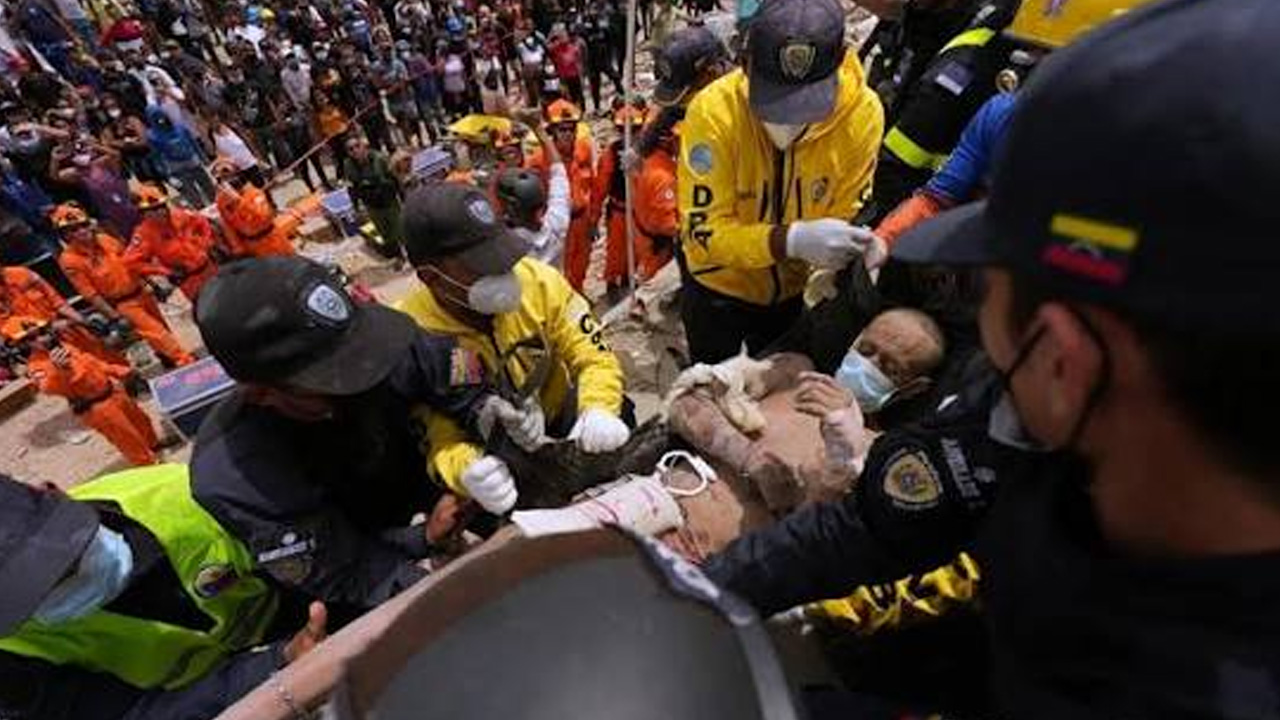 Rescatan a padre e hijo tras cuatro días bajo escombros por terremotos en Venezuela