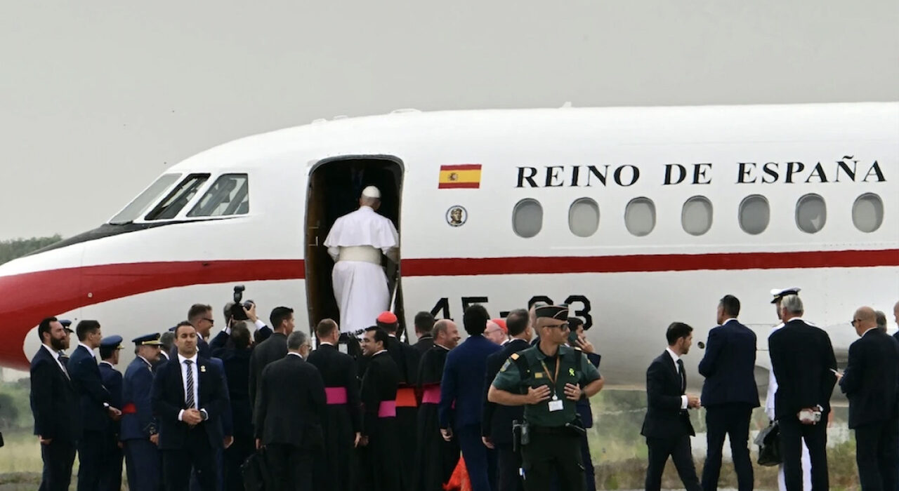 Retraso inesperado marca el regreso del papa León XIV al aeropuerto de Tenerife