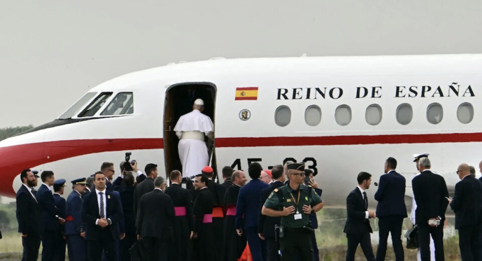 Retraso inesperado marca el regreso del papa León XIV al aeropuerto de Tenerife