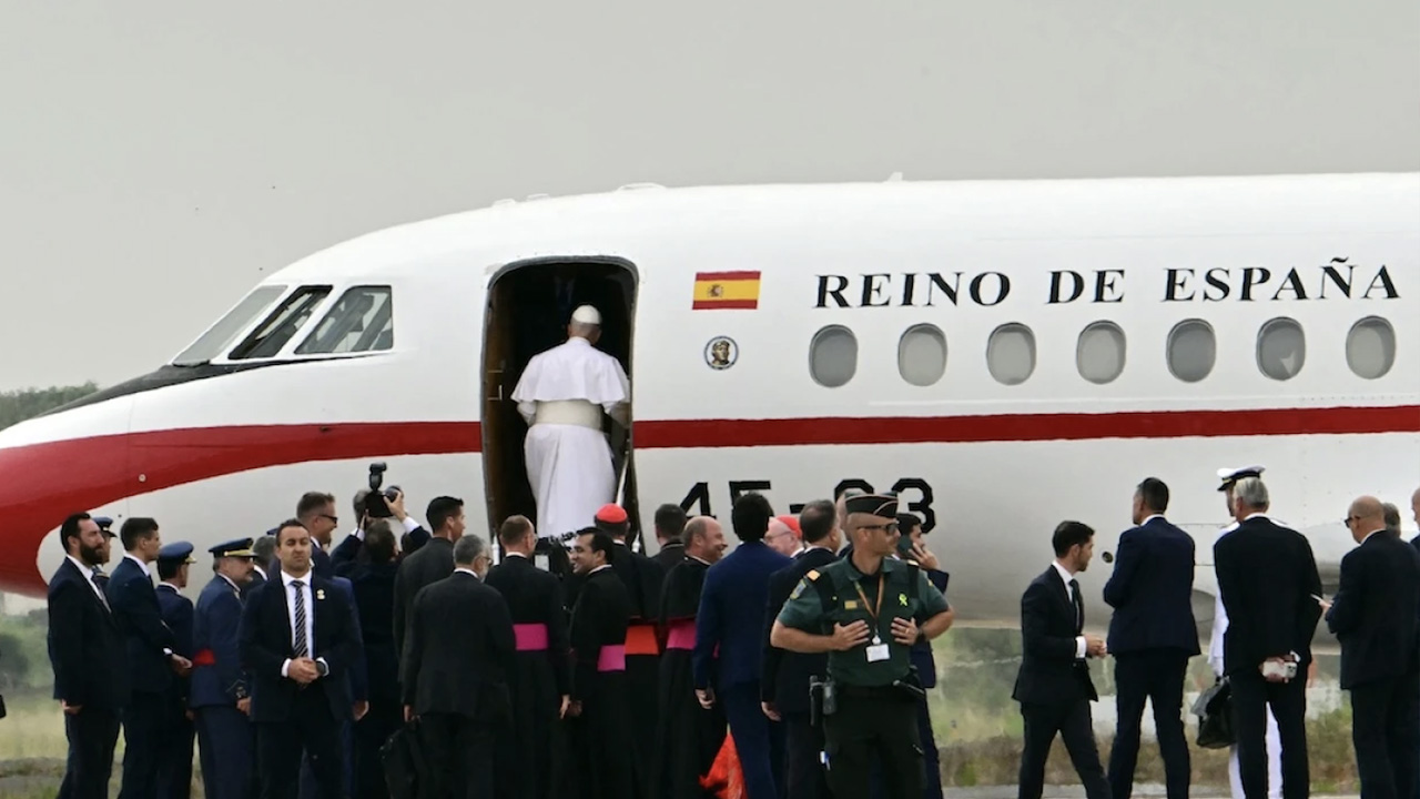 Retraso inesperado marca el regreso del papa León XIV al aeropuerto de Tenerife