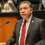 Poncho De Nigris eleva oferta por el pato Merlín a 800 mil pesos y desata debate en redes sociales