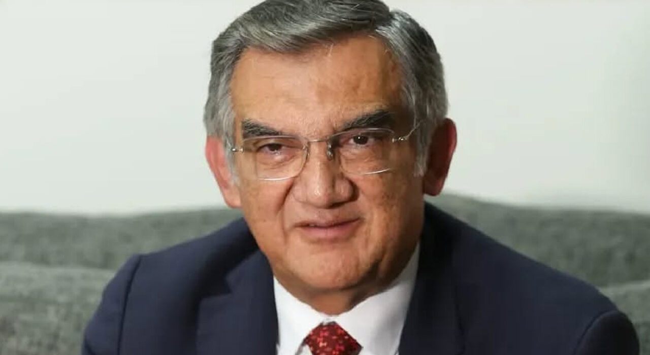Villarreal responde a señalamientos y muestra visa vigente