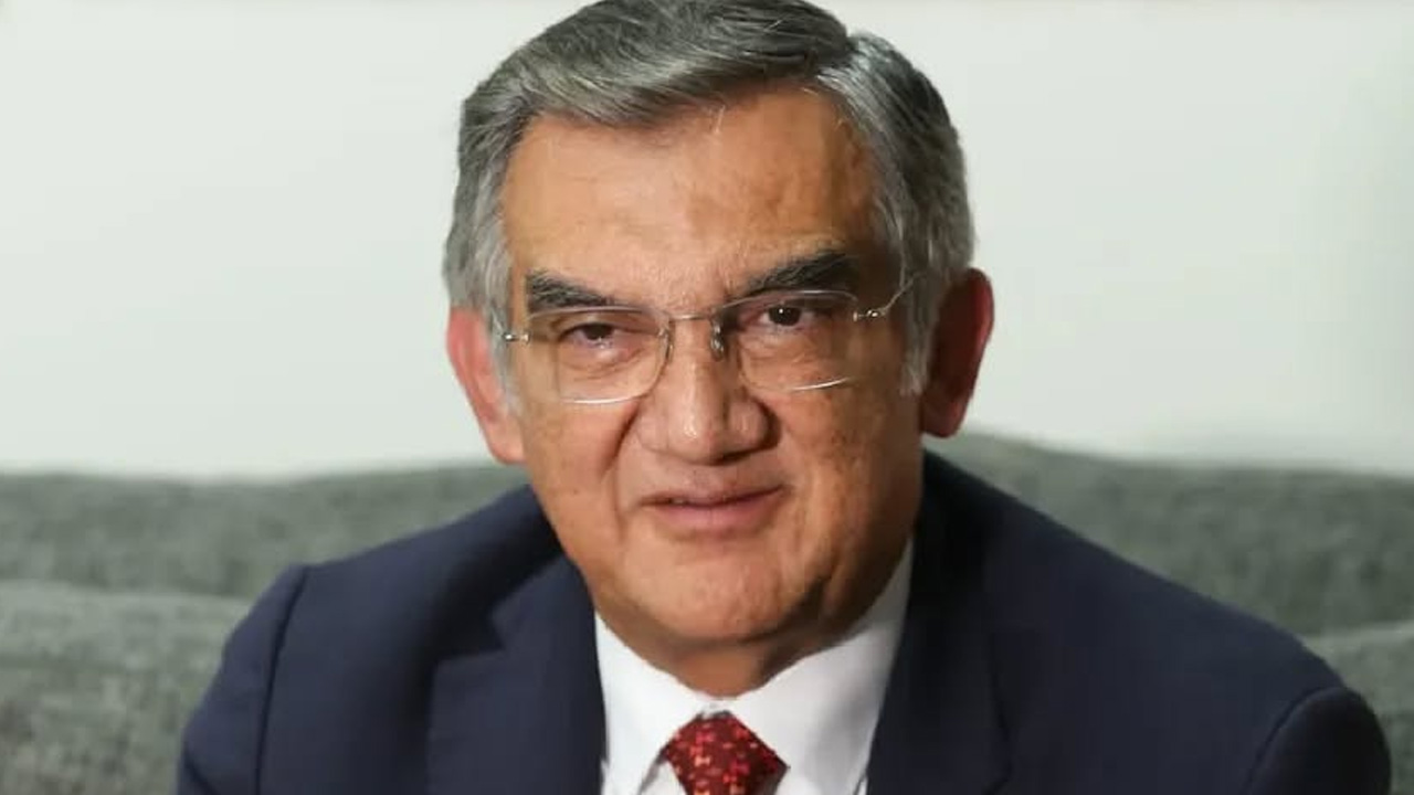 Villarreal responde a señalamientos y muestra visa vigente