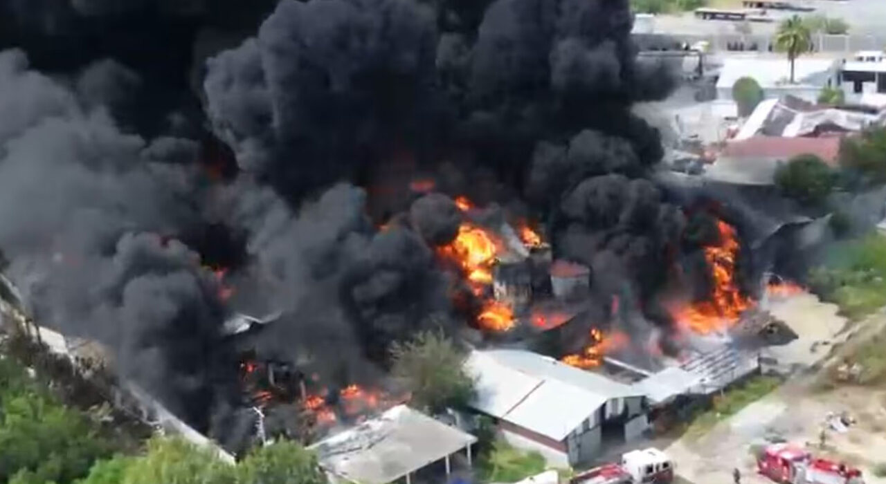 Incendio en fábrica de aceites moviliza a cuerpos de emergencia en Nuevo León