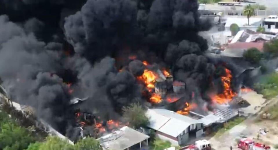 Incendio en fábrica de aceites moviliza a cuerpos de emergencia en Nuevo León
