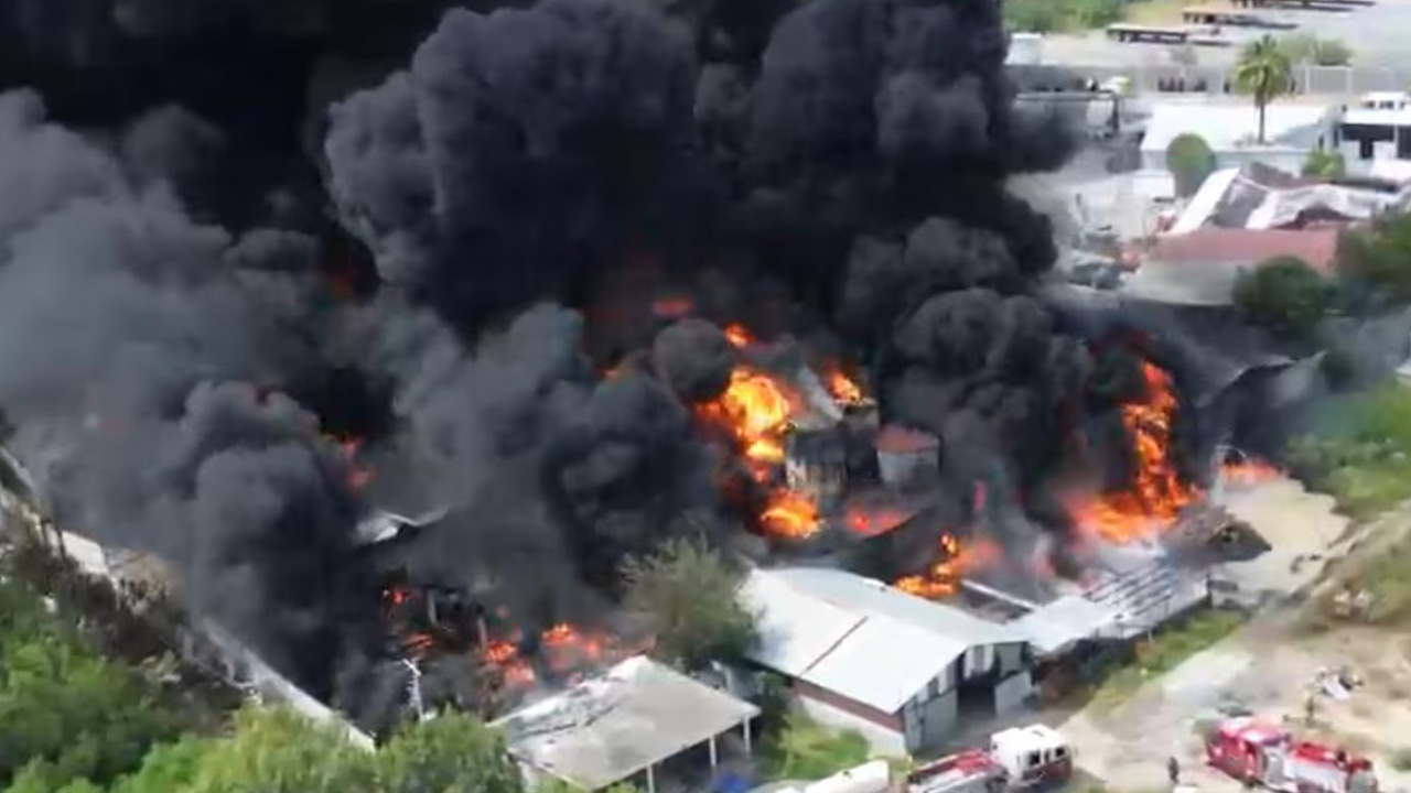 Incendio en fábrica de aceites moviliza a cuerpos de emergencia en Nuevo León
