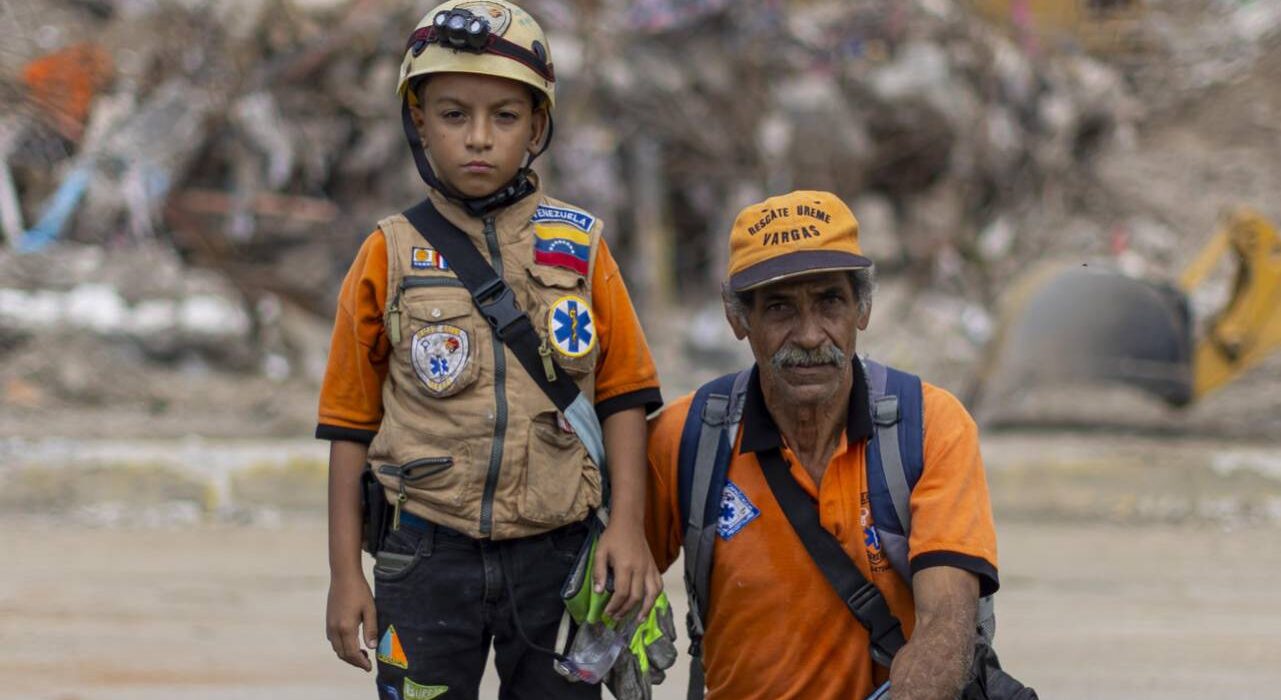 Niño de 10 años se convierte en héroe tras rescatar a dos mascotas durante labores por sismos en Venezuela