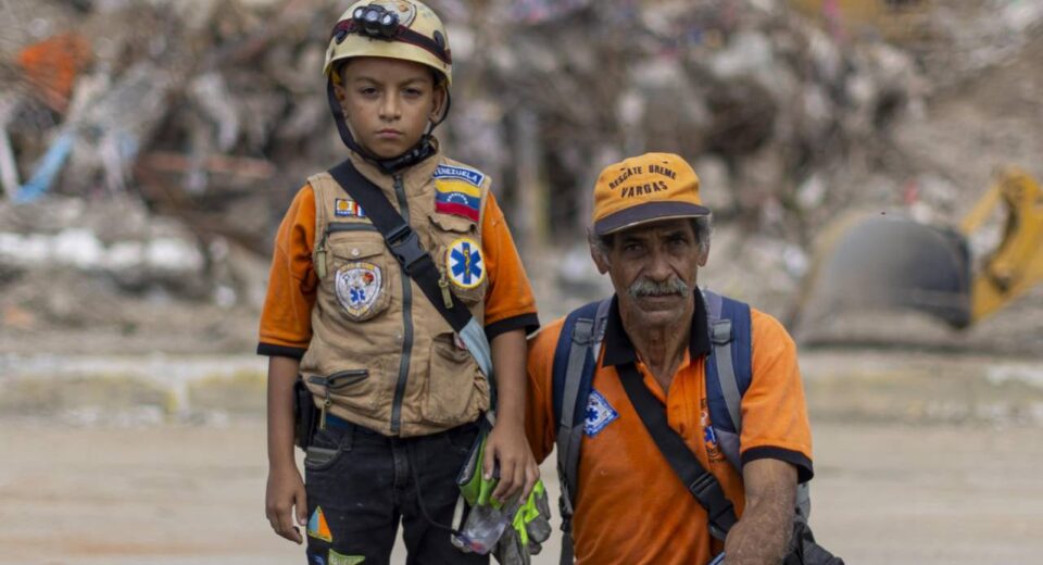 Niño de 10 años se convierte en héroe tras rescatar a dos mascotas durante labores por sismos en Venezuela
