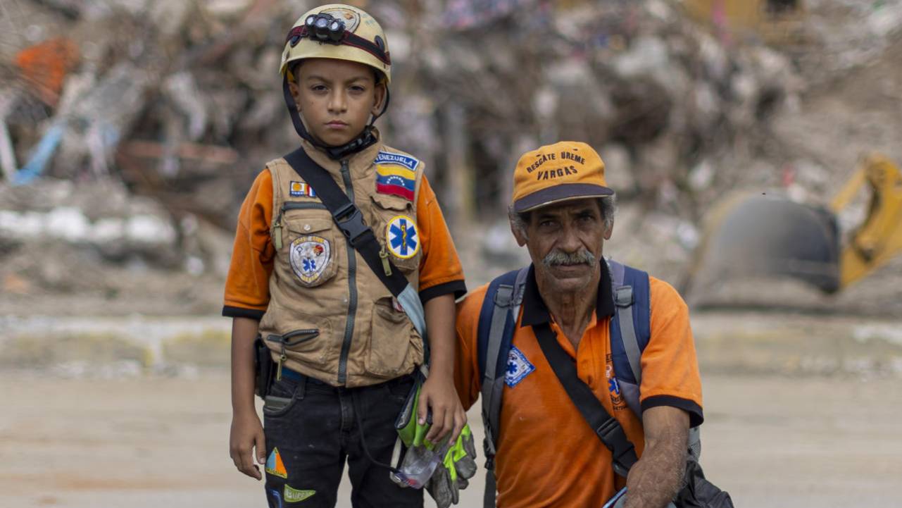 Niño de 10 años se convierte en héroe tras rescatar a dos mascotas durante labores por sismos en Venezuela