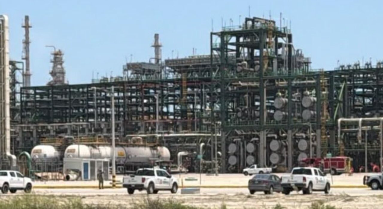 Pemex controla fuga de crudo y conato de incendio en la Refinería Olmeca; no hubo lesionados