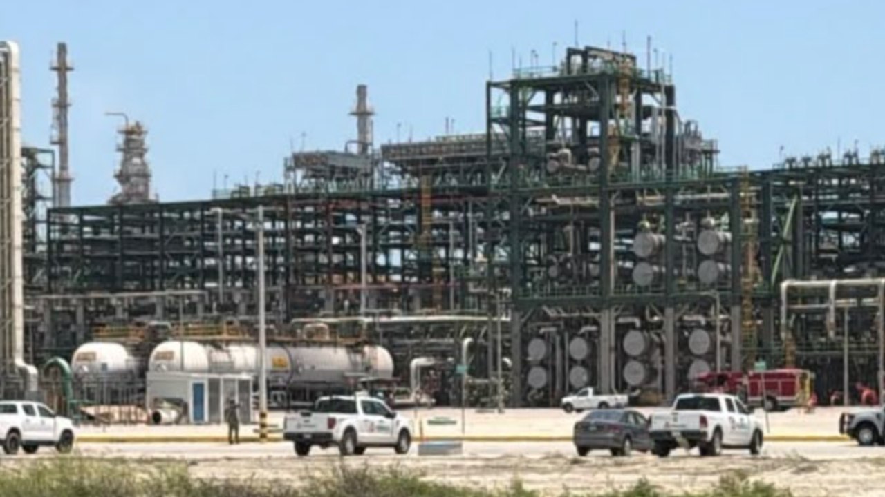 Pemex controla fuga de crudo y conato de incendio en la Refinería Olmeca; no hubo lesionados