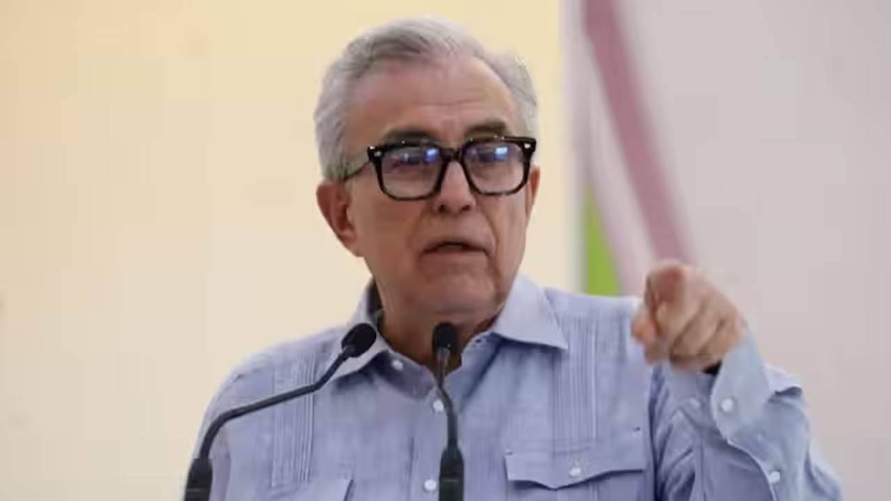 Rubén Rocha Moya niega estar bajo resguardo federal y afirma que permanece en su domicilio en Culiacán