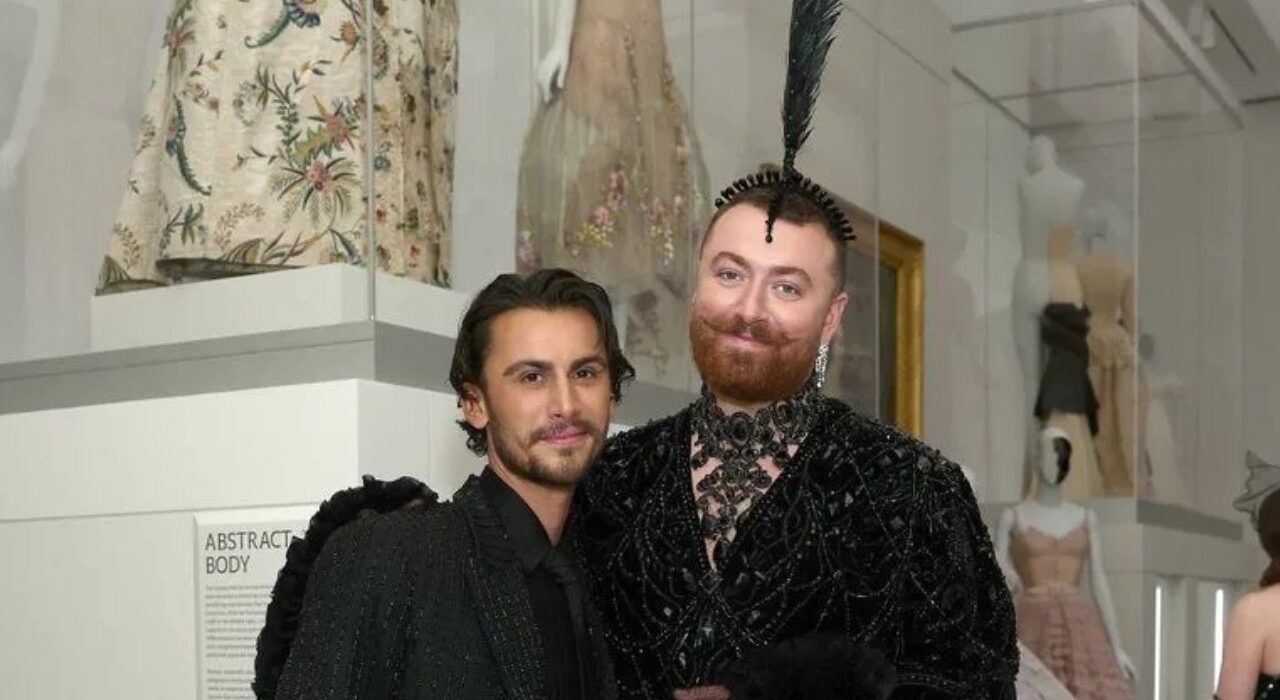 Sam Smith anuncia su compromiso con Christian Cowan y revela que su nuevo álbum está inspirado en su historia de amor