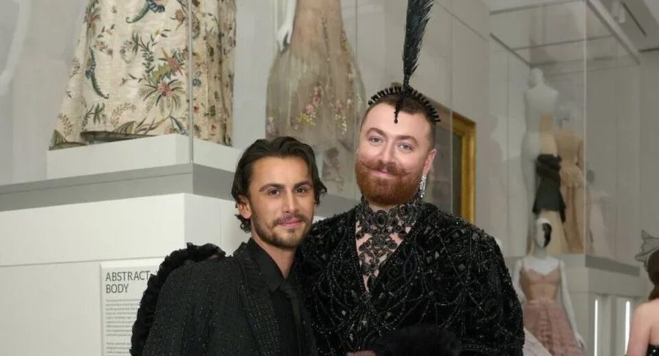Sam Smith anuncia su compromiso con Christian Cowan y revela que su nuevo álbum está inspirado en su historia de amor