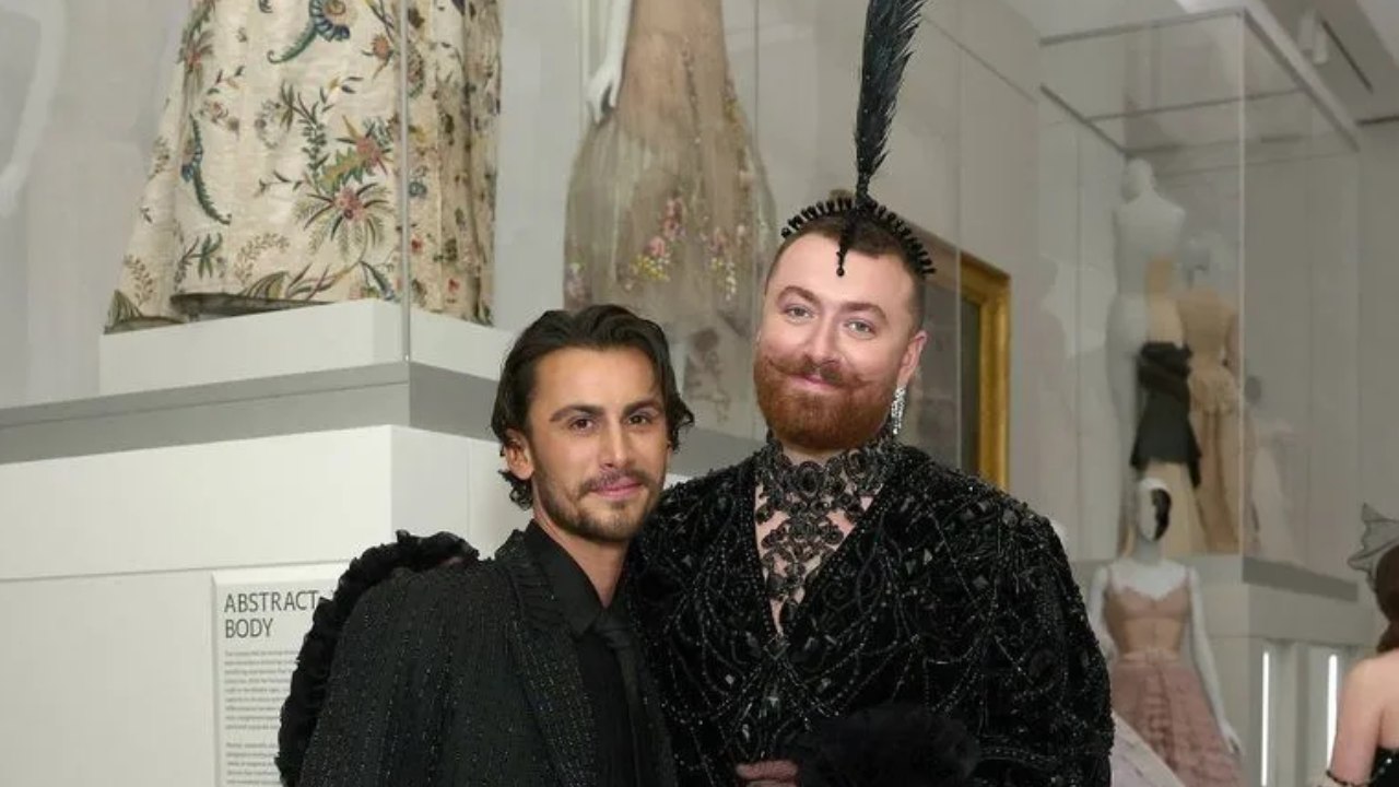 Sam Smith anuncia su compromiso con Christian Cowan y revela que su nuevo álbum está inspirado en su historia de amor