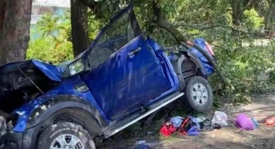 La celebración deportiva del Maratón Internacional Guelaguetza 2026 terminó en tragedia luego de que cuatro corredoras perdieran la vida en un accidente automovilístico ocurrido sobre la carretera La Tinaja–Ciudad Alemán, a la altura de la comunidad de Los Macuiles. El hecho fue confirmado por el Instituto del Deporte del Estado de Oaxaca, que expresó sus condolencias a las familias de las víctimas. Las deportistas, integrantes del club Xuta Xi Manga de Temascal, perteneciente al municipio de San Miguel Soyaltepec, regresaban de participar en la competencia cuando el vehículo en el que viajaban se salió del camino y se estrelló contra un árbol. Además del saldo fatal, otras cuatro personas resultaron lesionadas y fueron trasladadas a distintos hospitales para recibir atención médica. Horas antes del accidente, Georgina, Patricia, Adelaida y Sofía habían formado parte del tradicional maratón organizado en el marco de las festividades de la Guelaguetza, una de las competencias deportivas más representativas de Oaxaca. La noticia conmocionó tanto a la comunidad atlética como a los asistentes a las celebraciones. A través de un mensaje oficial, el Instituto del Deporte de Oaxaca manifestó su solidaridad con los familiares, amistades y compañeros de las corredoras, reconociendo su dedicación al deporte. Mientras tanto, las autoridades correspondientes mantienen abiertas las investigaciones para determinar las causas que provocaron el fatal percance.