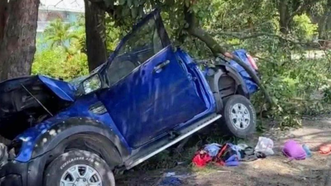 La celebración deportiva del Maratón Internacional Guelaguetza 2026 terminó en tragedia luego de que cuatro corredoras perdieran la vida en un accidente automovilístico ocurrido sobre la carretera La Tinaja–Ciudad Alemán, a la altura de la comunidad de Los Macuiles. El hecho fue confirmado por el Instituto del Deporte del Estado de Oaxaca, que expresó sus condolencias a las familias de las víctimas. Las deportistas, integrantes del club Xuta Xi Manga de Temascal, perteneciente al municipio de San Miguel Soyaltepec, regresaban de participar en la competencia cuando el vehículo en el que viajaban se salió del camino y se estrelló contra un árbol. Además del saldo fatal, otras cuatro personas resultaron lesionadas y fueron trasladadas a distintos hospitales para recibir atención médica. Horas antes del accidente, Georgina, Patricia, Adelaida y Sofía habían formado parte del tradicional maratón organizado en el marco de las festividades de la Guelaguetza, una de las competencias deportivas más representativas de Oaxaca. La noticia conmocionó tanto a la comunidad atlética como a los asistentes a las celebraciones. A través de un mensaje oficial, el Instituto del Deporte de Oaxaca manifestó su solidaridad con los familiares, amistades y compañeros de las corredoras, reconociendo su dedicación al deporte. Mientras tanto, las autoridades correspondientes mantienen abiertas las investigaciones para determinar las causas que provocaron el fatal percance.