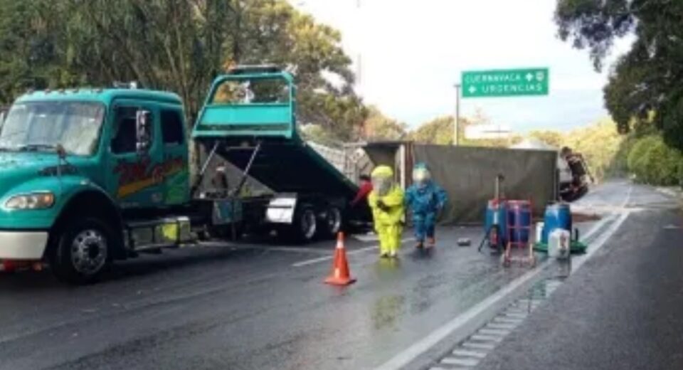 Volcadura de tráiler con ácido muriático provoca cierre total de la autopista México-Cuernavaca