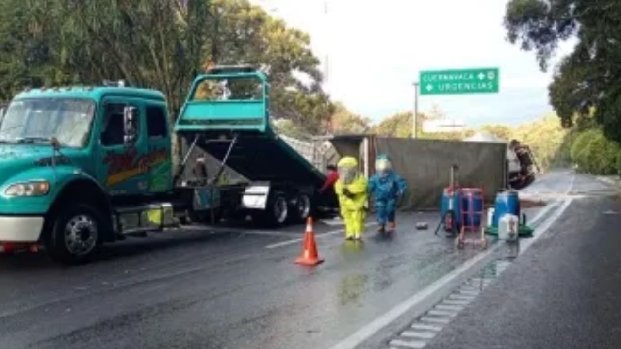 Volcadura de tráiler con ácido muriático provoca cierre total de la autopista México-Cuernavaca