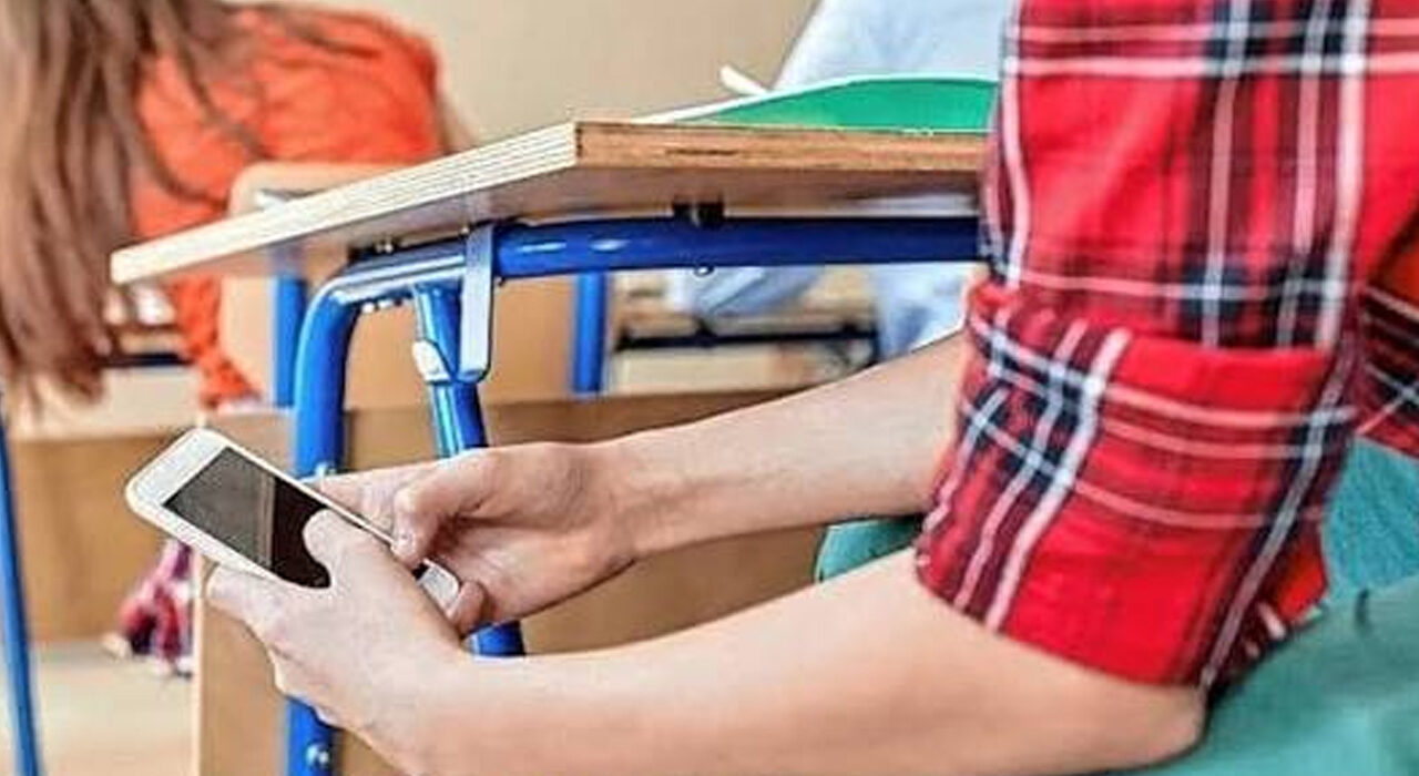 ¿Adiós al celular en clase? SEP analiza nuevas reglas para estudiantes