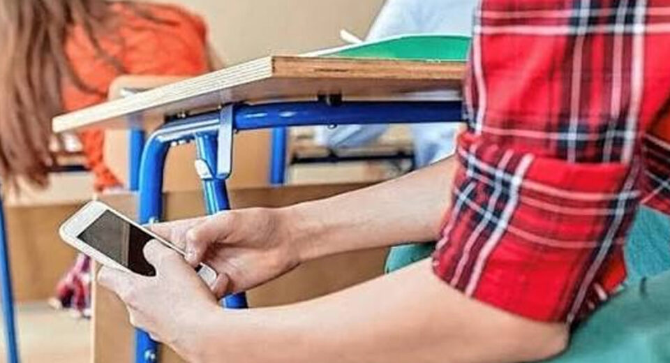 ¿Adiós al celular en clase? SEP analiza nuevas reglas para estudiantes