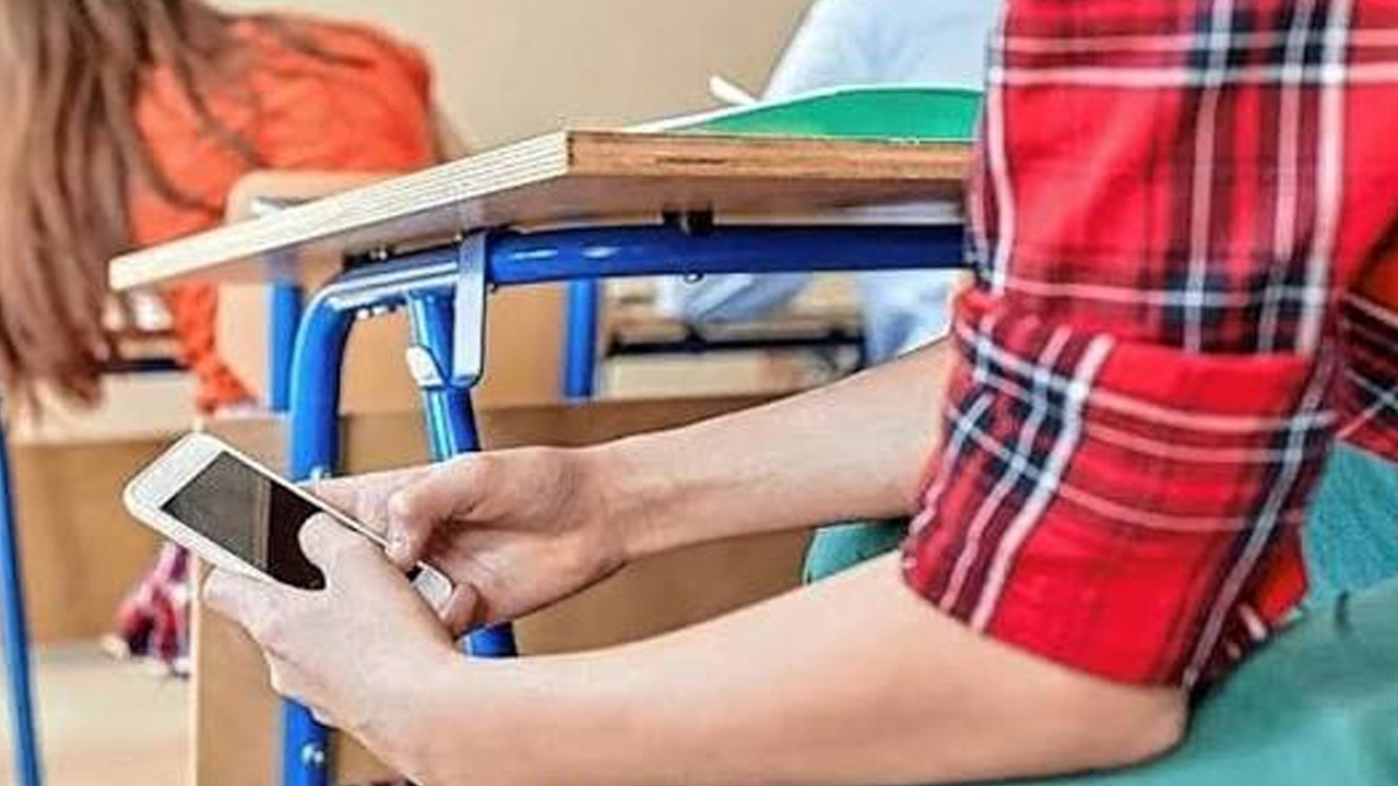 ¿Adiós al celular en clase? SEP analiza nuevas reglas para estudiantes