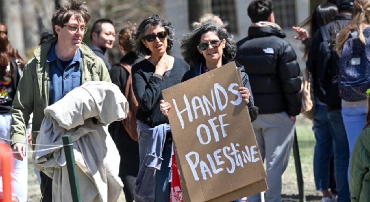 Corte federal asesta revés a Trump y desestima demanda contra Harvard por antisemitismo